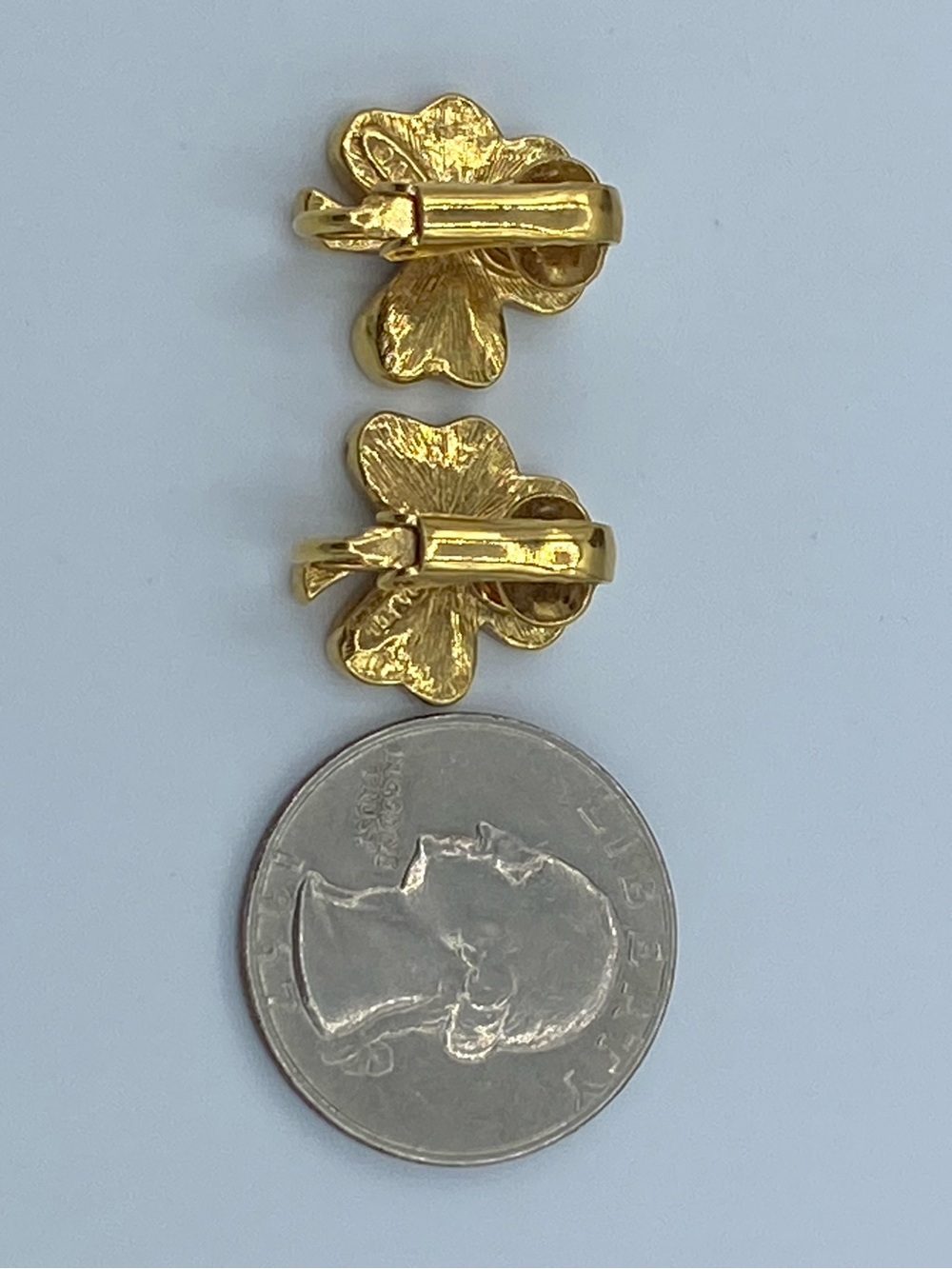Avon Gold-Tone Shamrock Clip On Earrings with Green Crystals - Picture 2 of 2